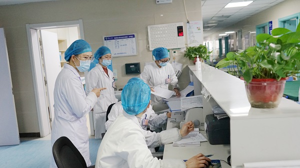 小组护理人员分别为自己 负责的患者开具转科证明.JPG 小组护理人员分别为自己 负责的患者开具转科证明.JPG