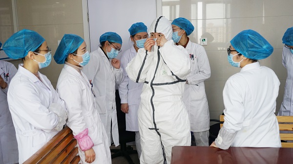 医护工作人员在院感科谈利利现场示范下,做防护服的穿、脱练习.JPG 医护工作人员在院感科谈利利现场示范下,做防护服的穿、脱练习.JPG