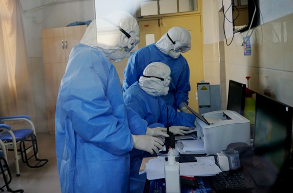 值守医学观察病房的医护人员工作中.jpg 值守医学观察病房的医护人员工作中.jpg