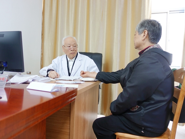 杨秀策医师返聘专家门诊坐诊工作照网页.jpg 杨秀策医师返聘专家门诊坐诊工作照网页.jpg