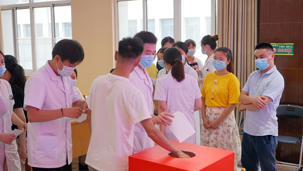 11参会人员图片2网页.jpg 11参会人员图片2网页.jpg