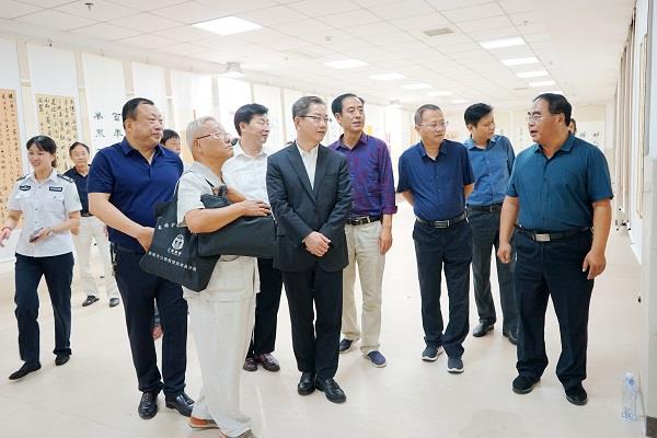百年院庆 三 范先群书记观看书画展 卫计委主任涂满祖、县医院院长汪雷等陪同 一.jpg 百年院庆 三 范先群书记观看书画展 卫计委主任涂满祖、县医院院长汪雷等陪同 一.jpg