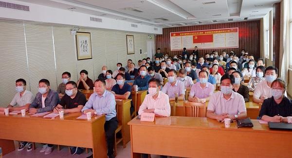 百年院庆 一 汪雷院长与参会职工观看《百年院庆》专题片.jpg 百年院庆 一 汪雷院长与参会职工观看《百年院庆》专题片.jpg