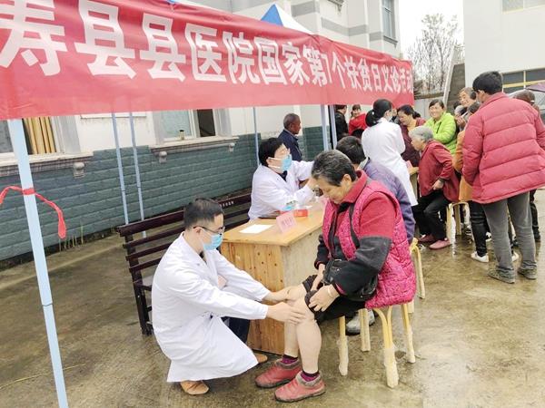 国家扶贫日 医生检查_600.jpg 国家扶贫日 医生检查_600.jpg