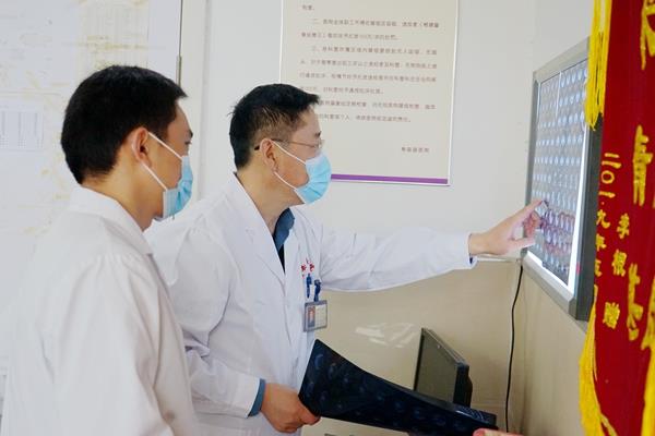 普外一病区·血管科主任徐斌(右一)指导 医师为新入院患者解析CT影像600.jpg 普外一病区·血管科主任徐斌(右一)指导 医师为新入院患者解析CT影像600.jpg