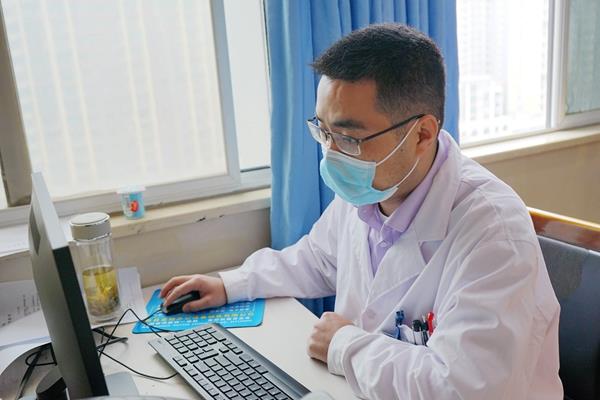 副主任沈涛在为手术患者录入电子病历600.jpg 副主任沈涛在为手术患者录入电子病历600.jpg