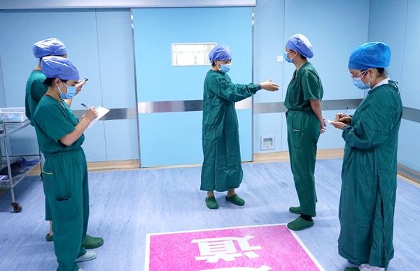 护理部专家到手术室指导工作_副本_副本.jpg 护理部专家到手术室指导工作_副本_副本.jpg