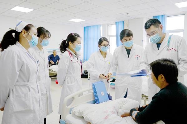 心血管内科主任李刚(右一)带领科室值班医师为患者查房-1.jpg 心血管内科主任李刚(右一)带领科室值班医师为患者查房-1.jpg