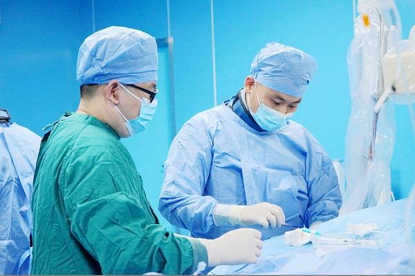 2.导管室负责人、心血管内科副主任穆峰医师与团队配合，为患者施行心脏造影术-600.jpg
