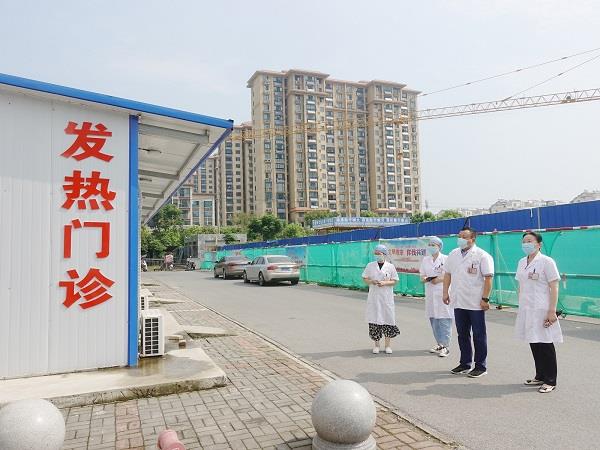 5、汪雷院长、孙自芬副院长视察发热门诊.JPG 5、汪雷院长、孙自芬副院长视察发热门诊.JPG