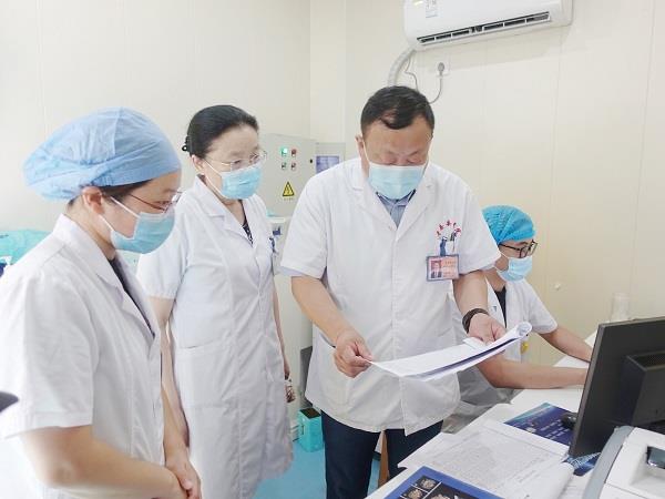 汪雷院长、孙自芬副院长视察方舱ct-2000.jpg 汪雷院长、孙自芬副院长视察方舱ct-2000.jpg