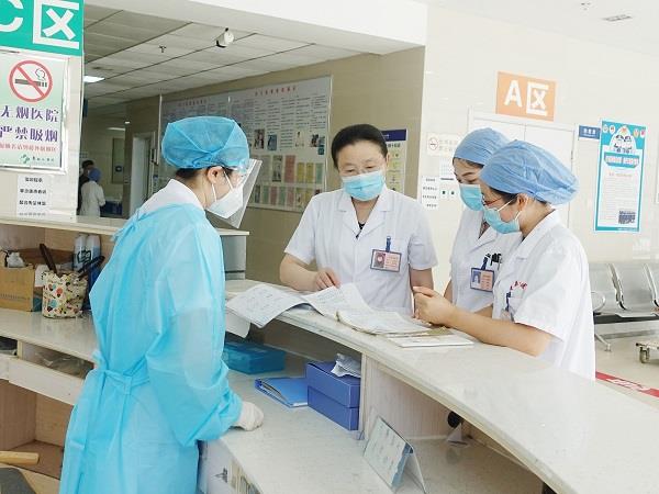 11、孙自芬副院长查看登记表.JPG 11、孙自芬副院长查看登记表.JPG