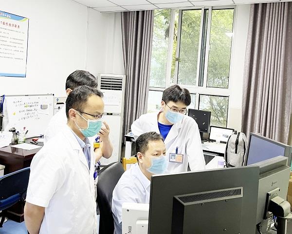 专家讲解指导(处理).jpg 专家讲解指导(处理).jpg