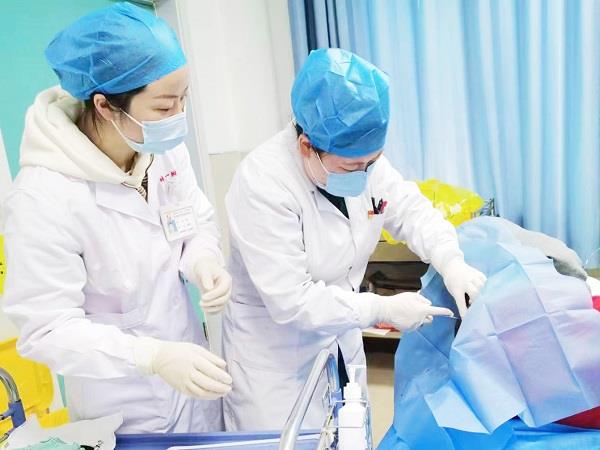 王蒙主任指导我骨髓活检 王蒙主任指导我骨髓活检.jpg