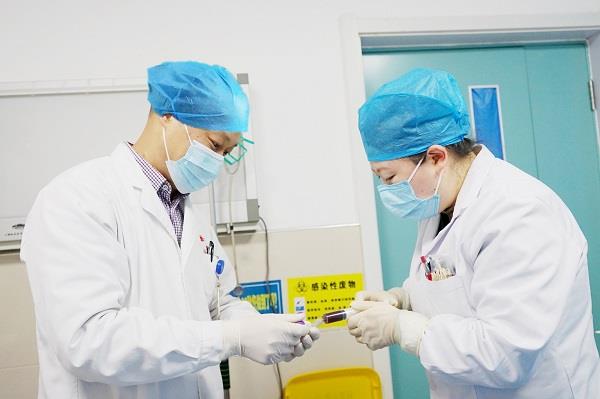 3 检验科工作人员协同收集样本 3 检验科工作人员协同收集样本.JPG