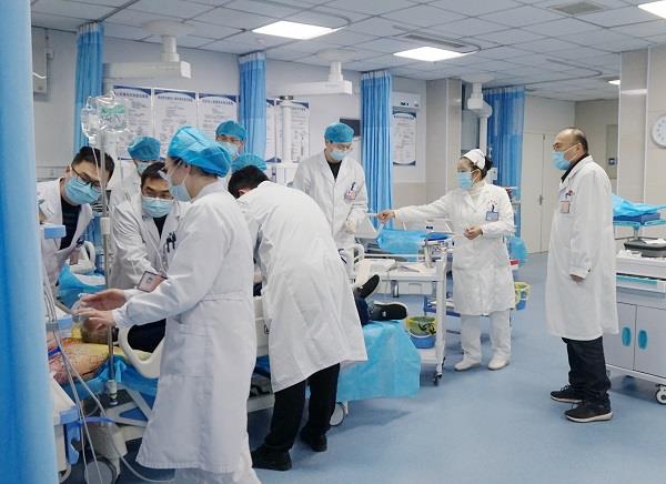 在呼吸机协助下,医师轮番为患者做胸外心脏按压2- 在呼吸机协助下,医师轮番为患者做胸外心脏按压2-.jpg