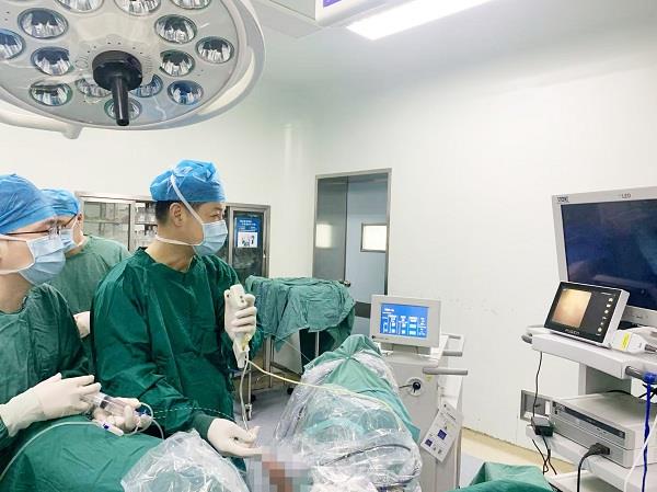 安医专家在我院开展手术 安医专家在我院开展手术.jpg