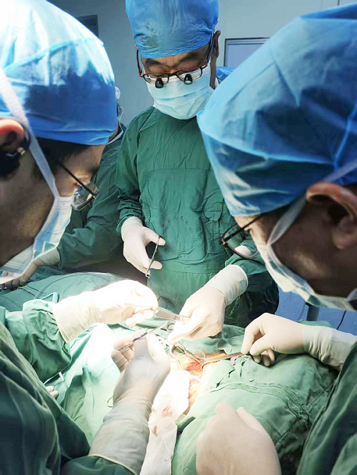 万圣云教授正在手术 万圣云教授正在手术.png