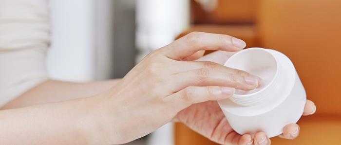 摄图网_506953786_使用面霜的女性手部特写(非企业商用).jpg