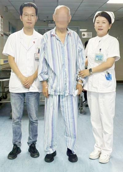 术后第二天下地行走.jpg